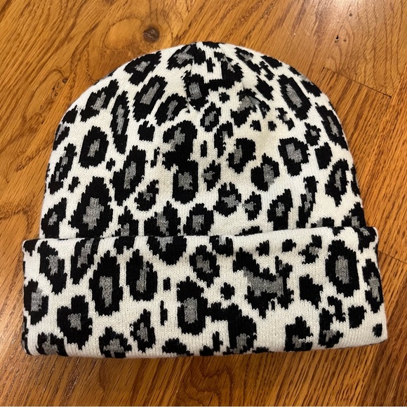 Carhartt Black and White Beanie Set - Picture 5 of 9